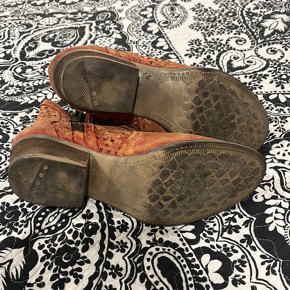 Reddish/tan cirlcle g by corral leather cutout booties size 8 - Picture 4 of 4